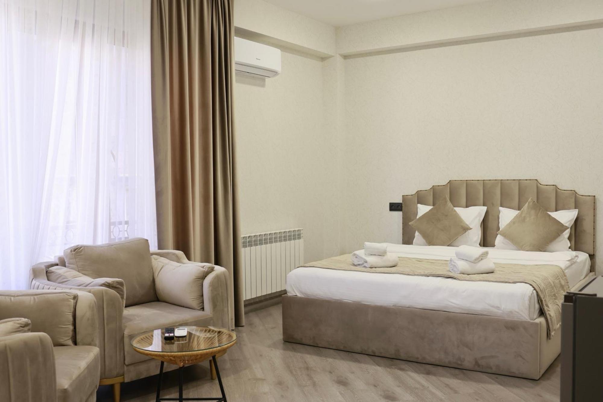 Royal Renaissance Hotel Yerevan Exterior photo