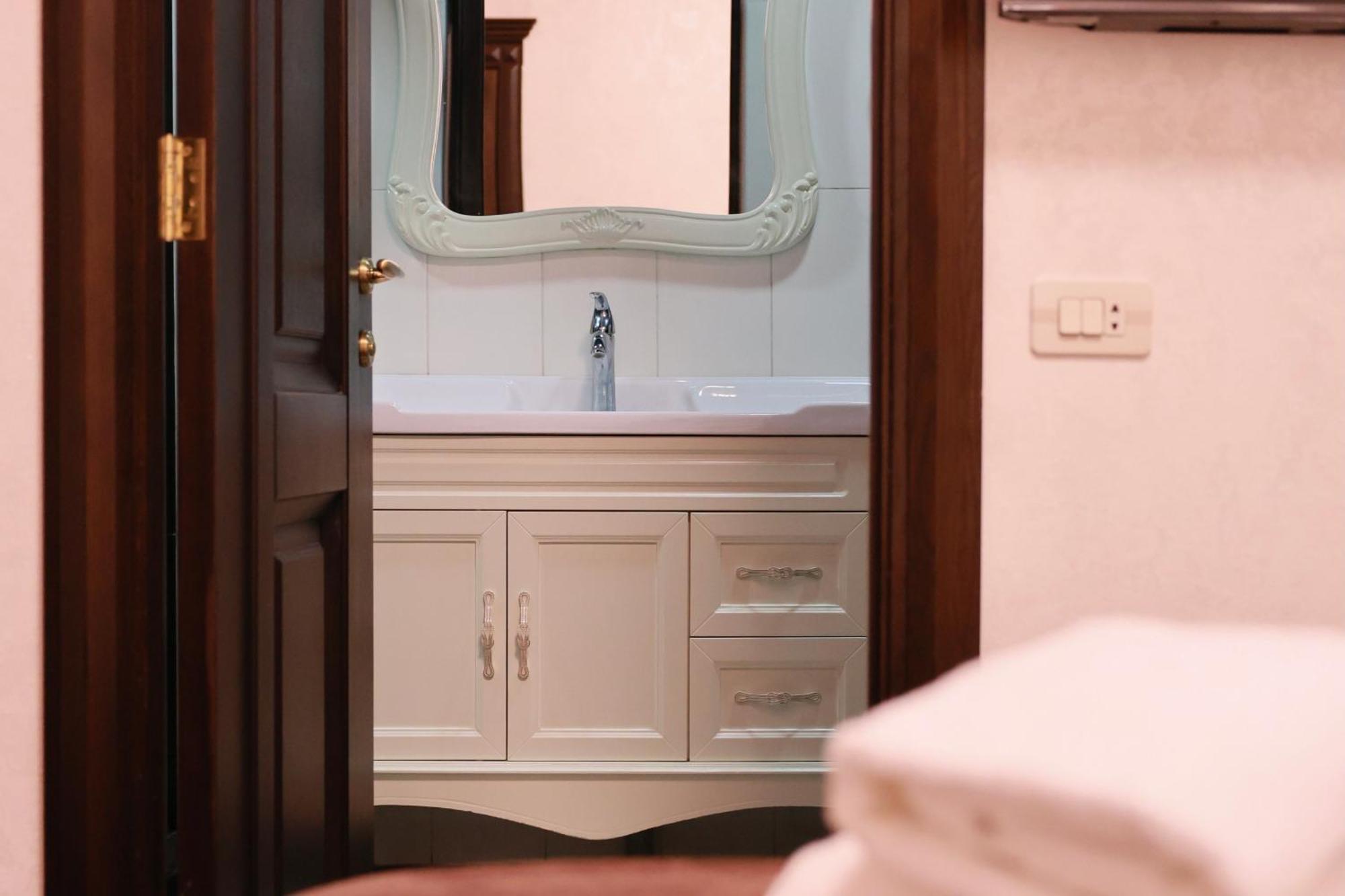 Royal Renaissance Hotel Yerevan Room photo