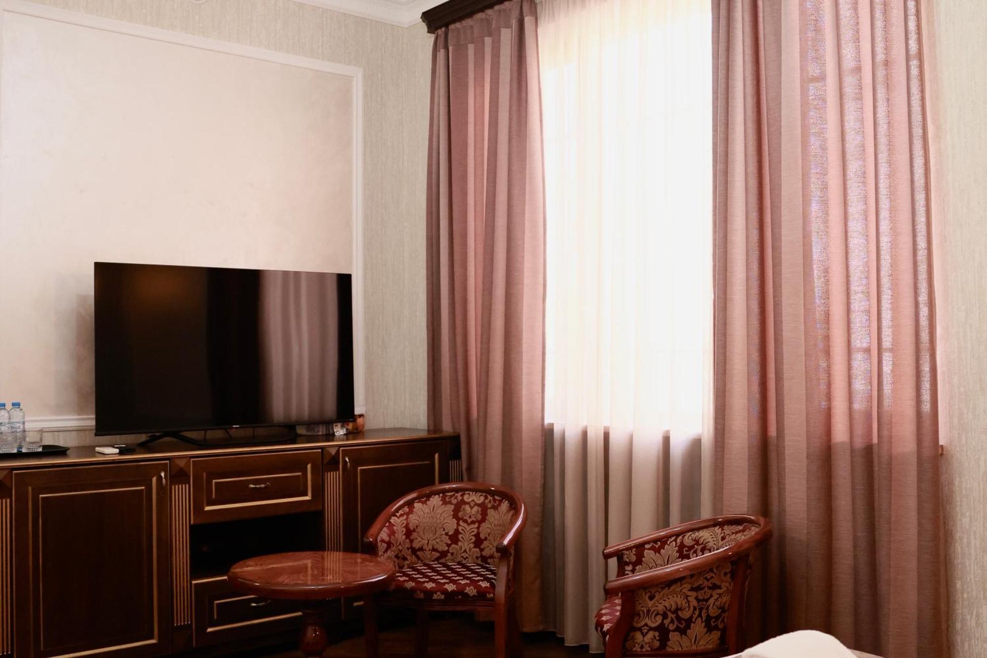 Royal Renaissance Hotel Yerevan Room photo