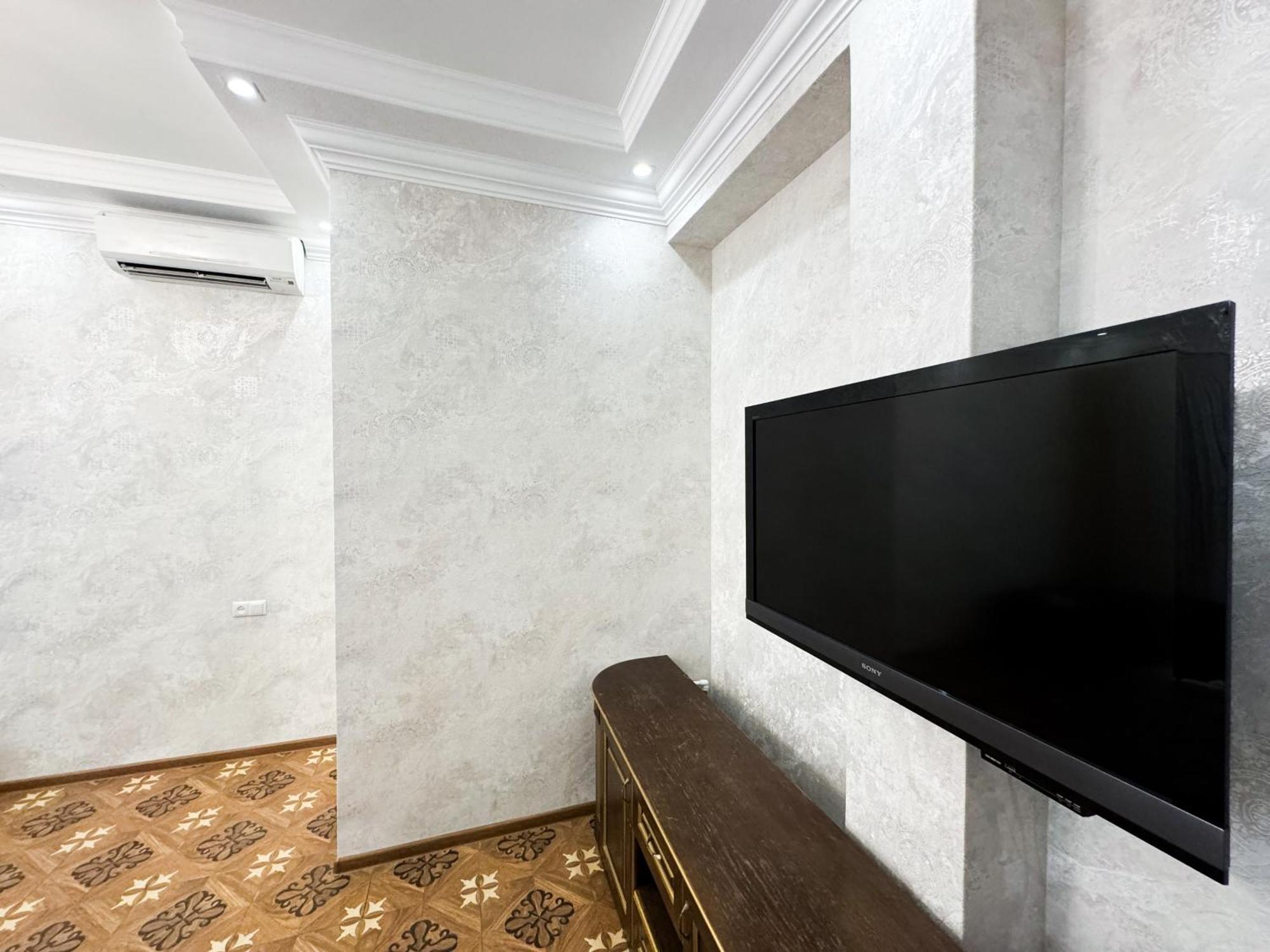 Royal Renaissance Hotel Yerevan Exterior photo
